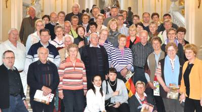 Die Teilnehmerinnen und Teilnehmer der CDU-Informationsfahrt auf der Haupttreppe der Erimitage