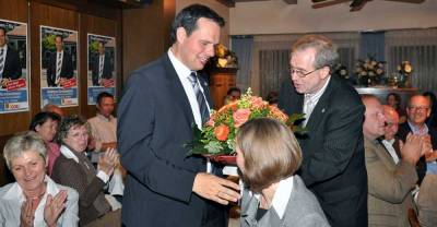 Dieter Strothmann gratuliert Andreas Grotendorst im Namen der CDU Raesfeld