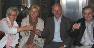 Gern berzeugte man sich von der Qualitt der heimischen Brennerzeugnisse