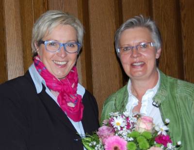 Diana Brmmel gratuliert der Vorsitzenden Maria Brmmel zur Wiederwahl