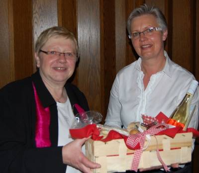 Maria Brmmel bedankt sich bei Elisabeth Bauer fr ihren Vortrag