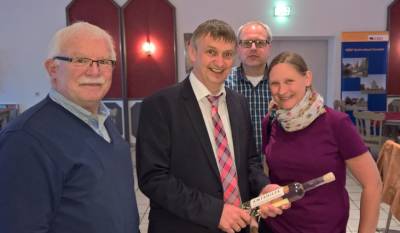 v. l. Karl-Heinz Tnte (Fraktionsvorsitzender), Willi Korth (NRW-Landtagsabgeordneter) Sarah Gssling (Vorstandvorsitzende Gemeindeverbands Raesfeld-Erle) gratulieren Willi Korth zum guten Wahlergebnis. 