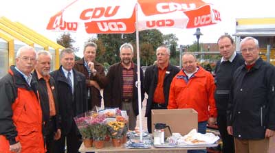 Unser Team vom Infostand in Raesfeld - V. L. n. R.: DIe Vorstandsmitglieder Benedikt Burbaum und Dr. Ute Hoppe, Ratsmitglied Bernhard Bölker, Landtagskandidat Bernhard Schemmer, Ratsmitglied Hans-Dieter Strothmann, die Vorsitzende der FU Gisela Schwane, V Unser Team vom Infostand in Raesfeld - V. L. n. R.: DIe Vorstandsmitglieder Benedikt Burbaum und Dr. Ute Hoppe, Ratsmitglied Bernhard Bölker, Landtagskandidat Bernhard Schemmer, Ratsmitglied Hans-Dieter Strothmann, die Vorsitzende der FU Gisela Schwane, V